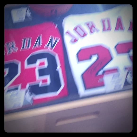 AutoGraphed MiCheal Jordan Jersey - Picture 1 of 5